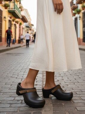 Crocs Sarah Wedge Clogs Espresso Brown Leather Suede Buckle Strap Women’s Size 9